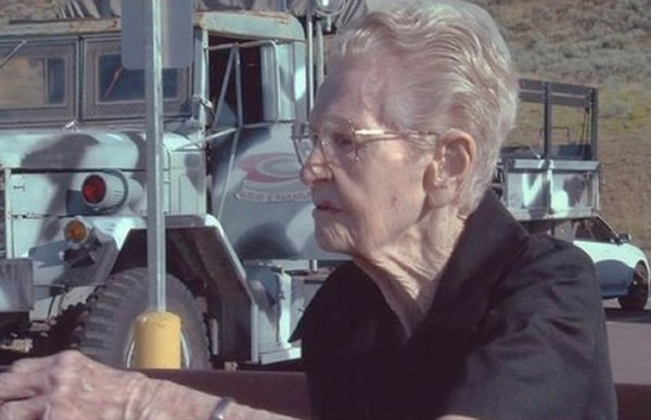 美国老太太乘坐双人滑翔伞迎接101岁生日 创吉尼斯世界纪录