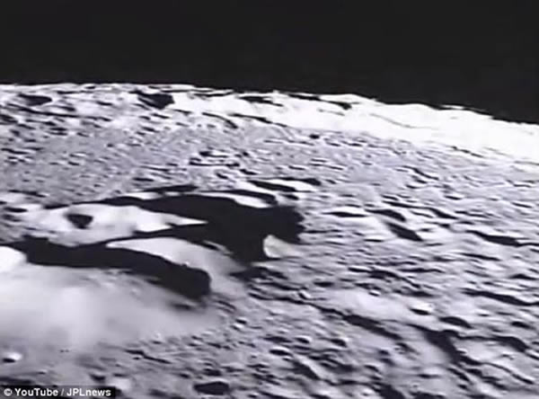 美国宇航局“埃布”探测器前置摄像头拍摄到的月球表面