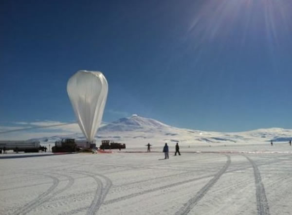 美国宇航局在南极释放高空气球的情景,这项研究打破了高空气球最长飞行时间记录