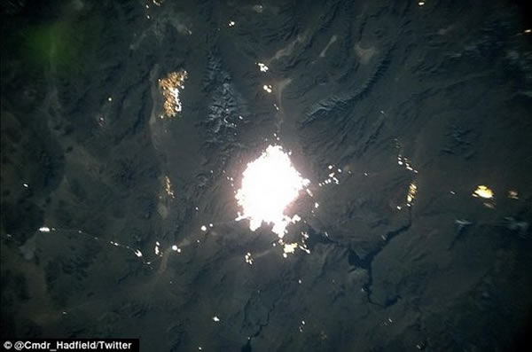 宇航员克里斯-哈德菲尔德在距离地面402公里的国际空间站上拍摄到夜空拉斯维加斯,它犹如黑色沙漠上的一盏亮灯