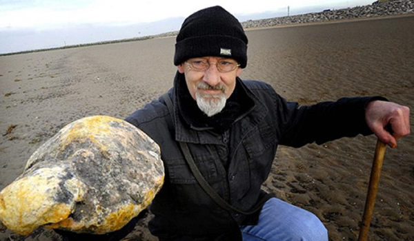 英国一名男子在苏格兰海边捡到价值逾百万元的鲸鱼呕吐物“龙涎香”