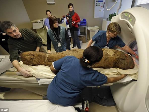 在弗吉尼亚州里士满HCA公司独立成像中心,美国弗吉尼亚州里士满美术馆的CT技术员准备对已有4000年历史的埃及木乃伊Tjeby进行扫描