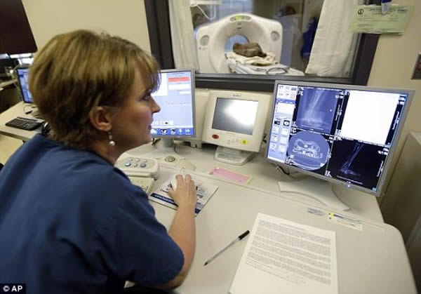 CT技术员马里恩-普利斯正在操作仪器,给这具远古埃及木乃伊进行CT扫描。对这些图片进行更加深入的研究需要花费一些时间