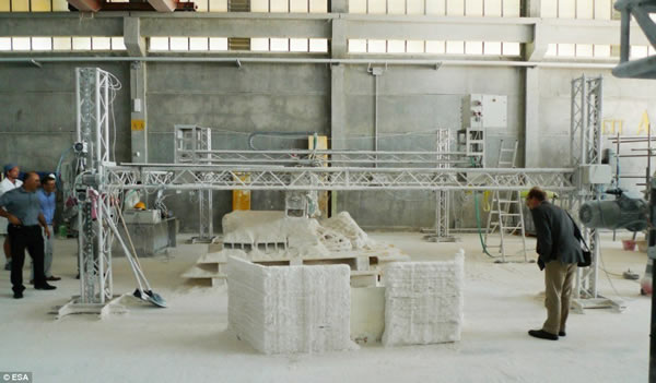 3D打印机机器人正在工作:以浆状月球土壤作为“墨水”,这个3D打印机机器人能够以每小时2米的速度建造墙壁