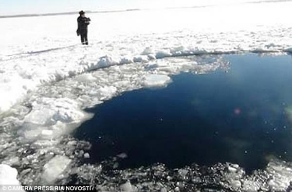 俄罗斯科学家在某湖中发现陨石碎片