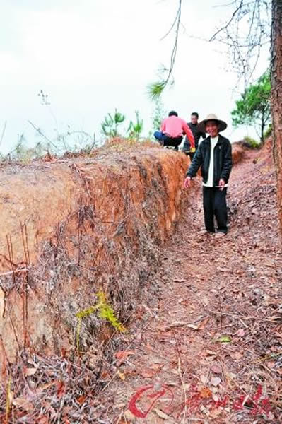 ����ս��������կǽ����ԫ120�ף���ǽ�ָ�1.5�ף�ǽ���0.76�ף�ǽԫ���вt���ס��ڡ�ս�����ı��棬����һ����1.1�ף��ڸ�1.5�����Ƴ����״�ġ��š���