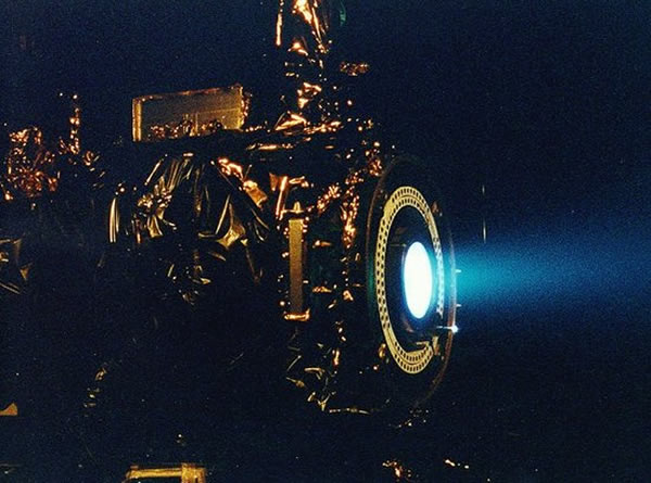 美国宇航局JPL实验室测试“深空一号”离子推进器