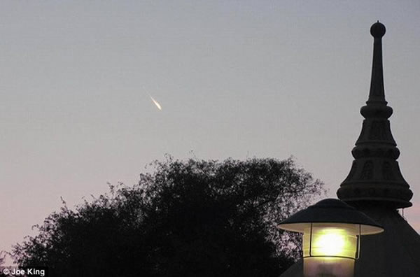 这是乔伊在2月8日在迪拜上空拍摄到的神秘流星现象