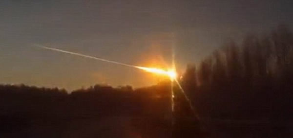 2月15日,俄罗斯车里雅宾斯克市遭受一颗陨星碰撞,当地居民听到了爆炸声,看到空中划过一道明亮的光束,陨星碰撞产生的冲击波摧毁了许多房屋建筑,并建造至少950人受