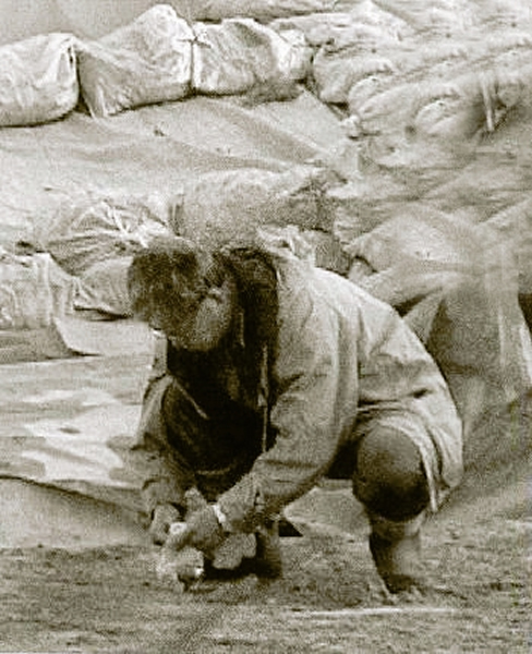 正在造假的藤村新一被视频监控拍了下来