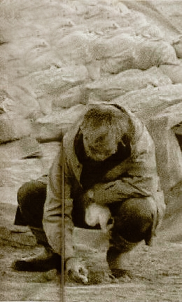 正在造假的藤村新一被视频监控拍了下来