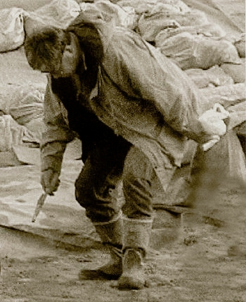 正在造假的藤村新一被视频监控拍了下来