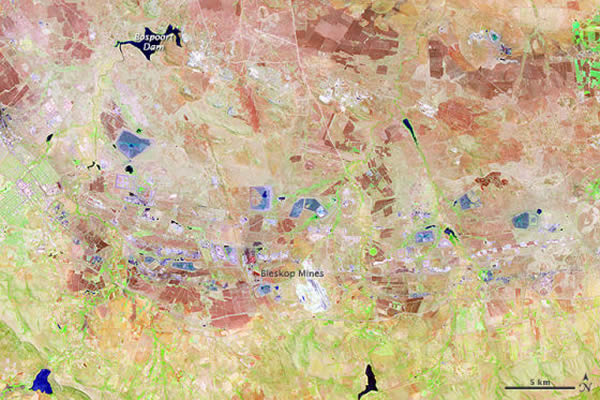 2006年10月24日,NASA的Terra卫星拍下这幅布什维尔德杂岩区的伪色照片,它显示的是布什维尔德杂岩地带的一部分,位于Bospoort 大坝附近。