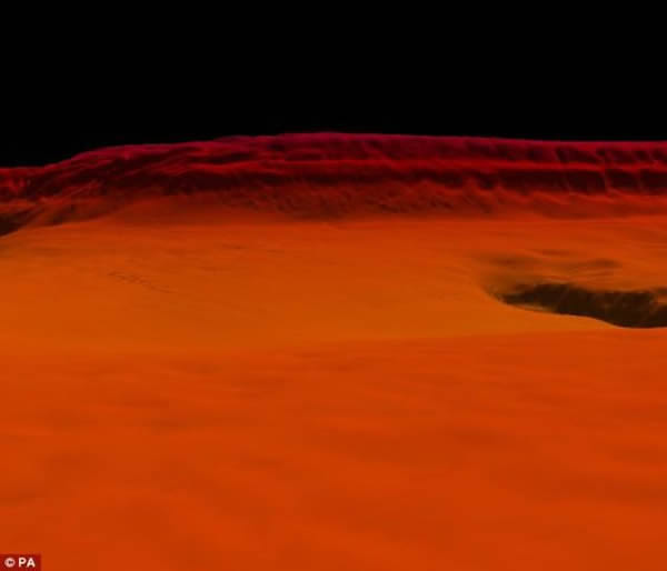 英国皇家海军的“进取”号调查船发现的红海红底的一个大峡谷,景象蔚为壮观