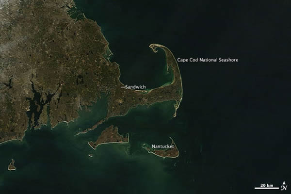 第二幅照片拍摄于2013年1月20日,显示了遭遇风暴之前的相同地区。