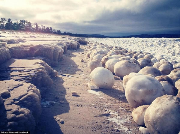 美国密歇根北部地区发现数百个巨型冰球