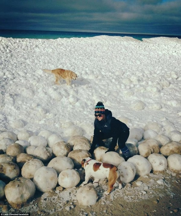 美国密歇根北部地区发现数百个巨型冰球