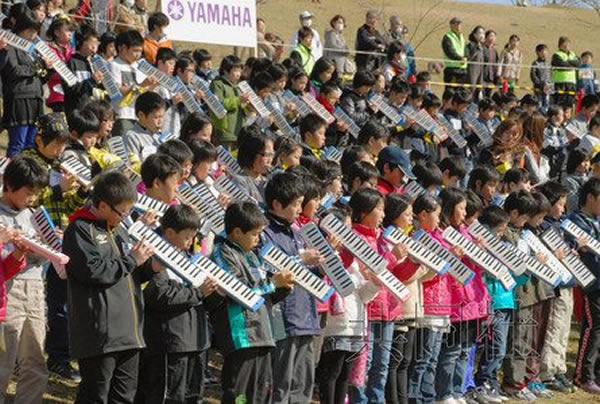 3月3日,日本静冈县滨松市的688名小学生同奏口风琴,打破了吉尼斯世界纪录。