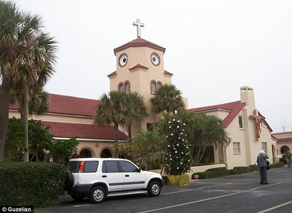 美国佛罗里达坦帕湾一座教堂似小鸡