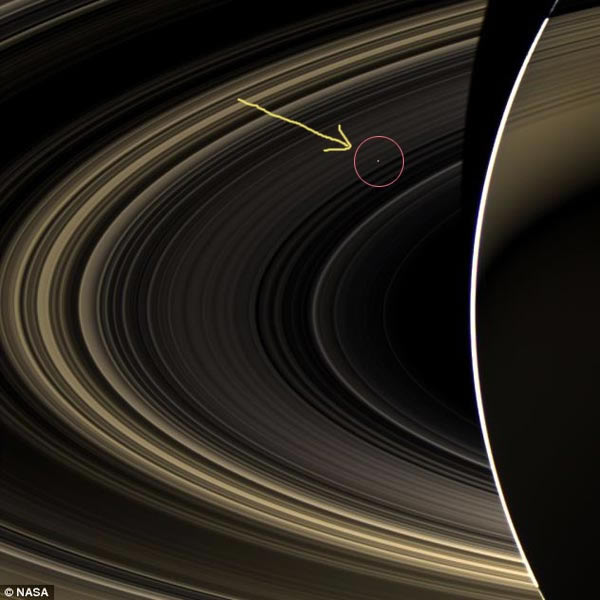 惊人图像:土星光环中的金星