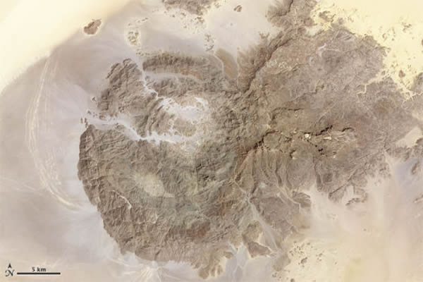 在这幅照片中,植被显示为红色,裸露的地面和岩石显示为泥土色。由于植被稀疏,几乎到处都是裸露的岩石,以至于这幅照片看起来与自然色照片非常相似。