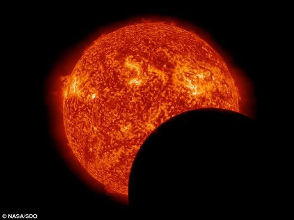 仅相隔几个小时,太阳动力学天文台拍摄到月球移动至太阳前方,由于月球没有大气层,其阴影轮廓非常清晰