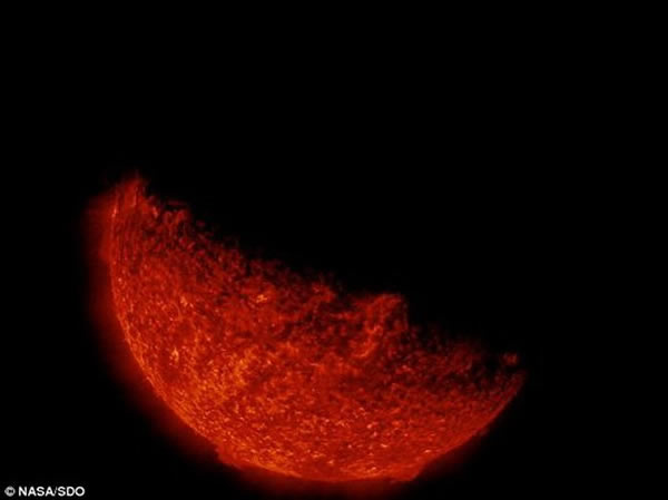 太阳动力学天文台观测地球日蚀现象,图中显示地球的边缘非常模糊,这是因为太阳动力学天文台能够观测到照射进入地球大气层的太阳光线