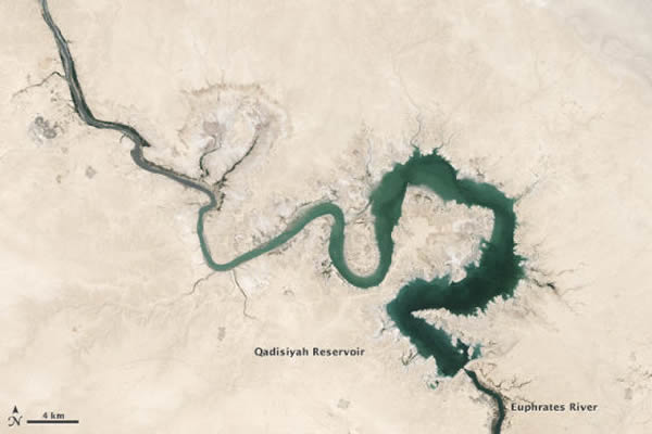 这幅图显示了伊拉克卡迪西亚水库2009年9月15日的情况