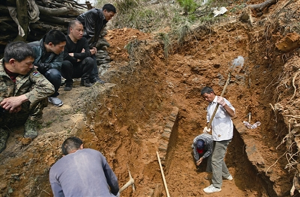瓯海郭溪发现一六朝古墓,引来了周围一些村民围观。