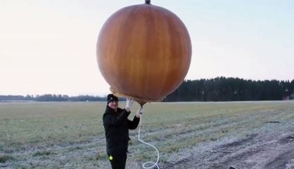 大卫利用氢气球将自制滑翔机升至万米高空