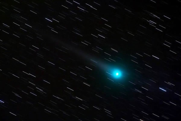 ¹��������2009��2��ʱ��ͼ����Ӱʦ�ڱ�����������ʹ��300���׾�ͷ�۲⵽���ǵ���Ӱ