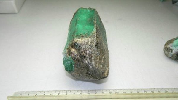 俄罗斯乌拉尔地区挖出一枚5000克拉高品质翡翠