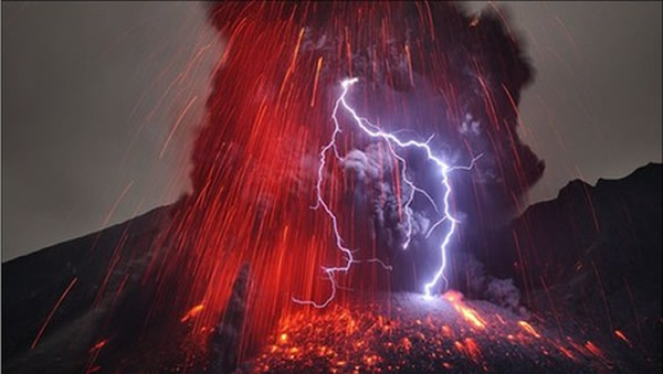 日本樱岛火山出现的闪电奇景
