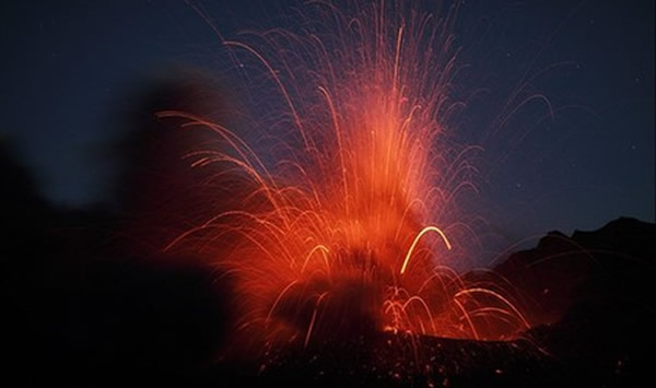 日本樱岛火山出现的闪电奇景