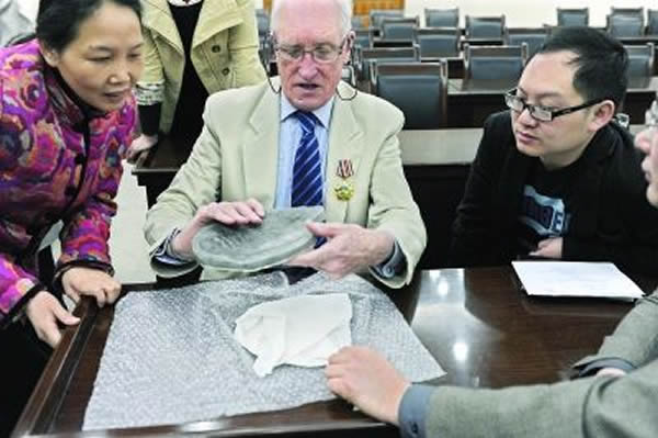 国际著名变质岩专家将毕生采集的岩石标本捐赠给中国地质大学