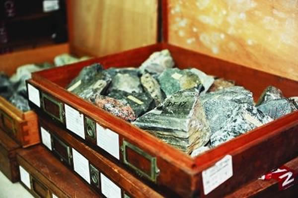 国际著名变质岩专家将毕生采集的岩石标本捐赠给中国地质大学