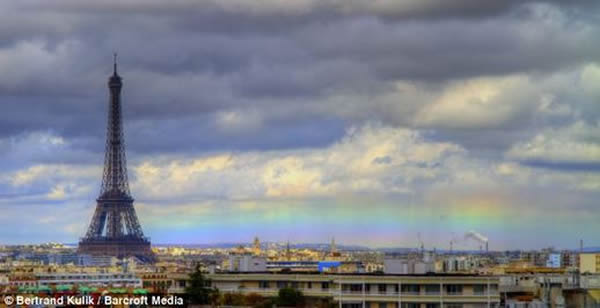 法国巴黎天空惊现罕见火彩虹