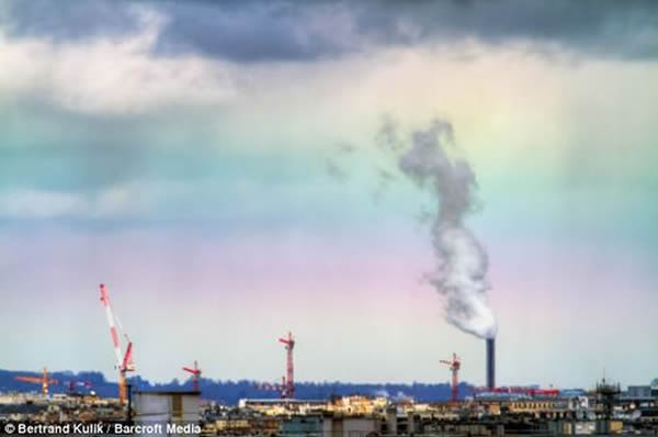 法国巴黎天空惊现罕见火彩虹