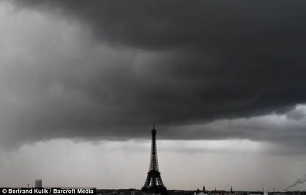 法国巴黎天空惊现罕见火彩虹