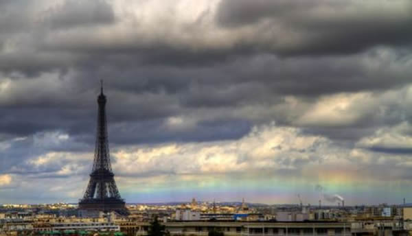 法国巴黎天空惊现罕见火彩虹