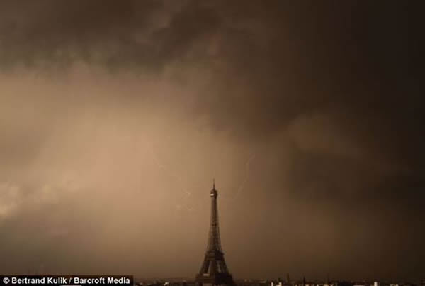 法国巴黎天空惊现罕见火彩虹