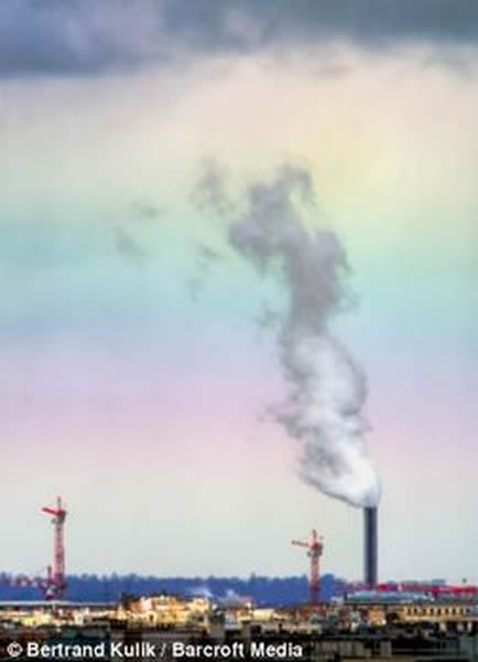 法国巴黎天空惊现罕见火彩虹