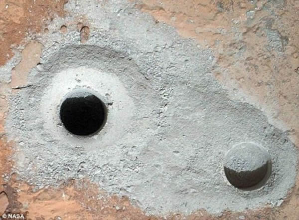 “好奇”号2月8日钻的一个小孔,深2.5英寸(约合6厘米)。旁边的小孔比较浅,是“好奇”号测试钻头时钻的