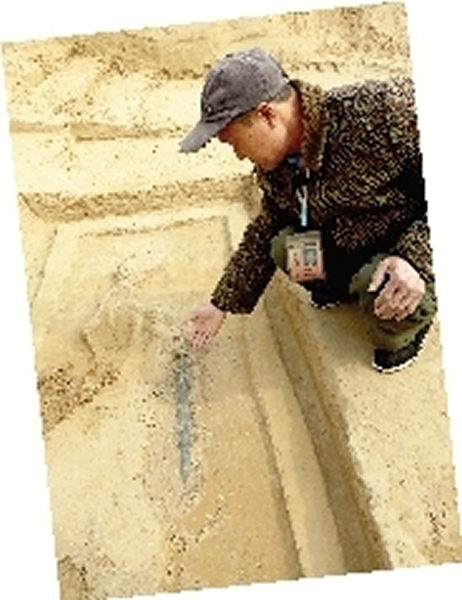 新郑战国墓葬发掘出2000年前青铜剑