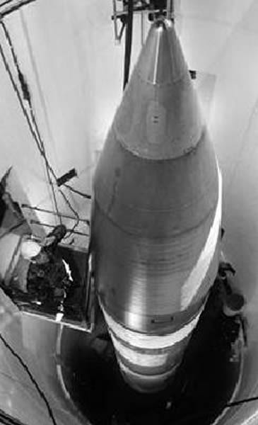 美国空军人员将一枚“民兵3”型洲际弹道导弹引导入制导设备。“民兵3”可服役至2030年,美国空军目前正考虑对这种导弹和地下导弹发射井进行升级,末日地铁系统就是方