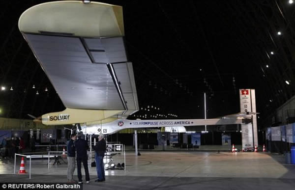 研发阳光动力HB-SIA飞机的科研组正计划乘坐这架太阳能飞机飞越美国