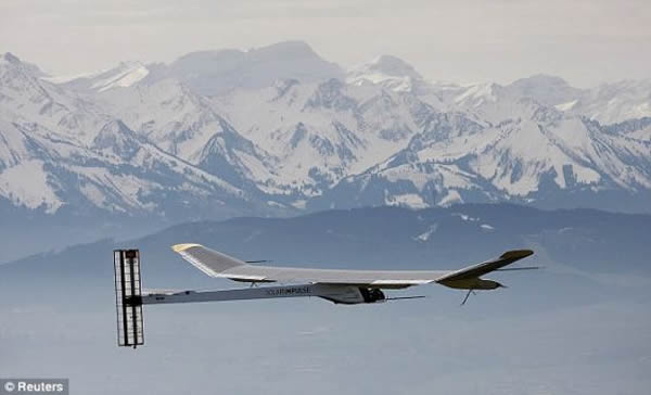 阳光动力HB-SIA飞机由4个电动机提供动力,旨在用从高效蓄电池的太阳能电池节省下来的剩余能源进行日夜飞行。