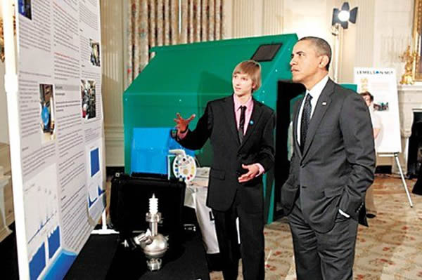威尔森2013年2月在白宫科技展上向奥巴马介绍自己的检测仪