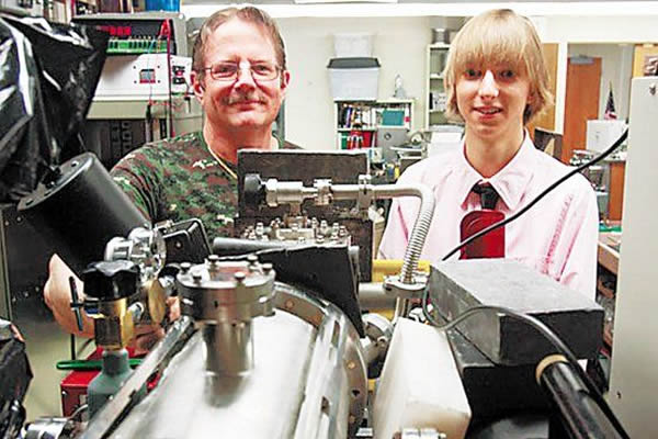 威尔森和他的导师在内华达州里诺大学的实验室