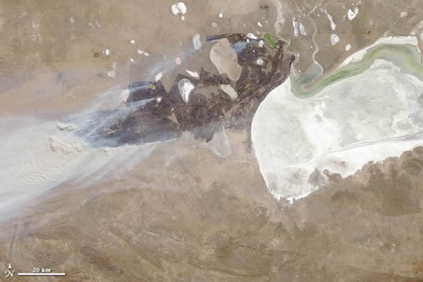 在最初的几天里,火势逐渐向北部和西部蔓延,但6月10日该地区刮起大风,导致大火猛烈燃烧,失去控制